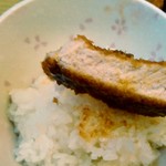 とんかつ 三条 - 先に美味しい脂からパクリ