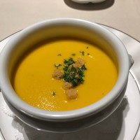 フランス料理 ミル・エルブ - カボチャのポタージュ　
                    自然な甘味が美味しくて量がたっぷりです。