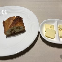 フランス料理 ミル・エルブ - パン　バケットの皮がかなりハード
                    バターをお願いしました。