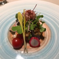 フランス料理 ミル・エルブ - キハダマグロとフランボワーズのターター
                    マグロのタルタルですね
                    マグロが新鮮で量もあります。