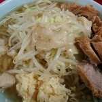 ラーメン二郎 - 豚あり。野菜ニンニク脂マシ。850円