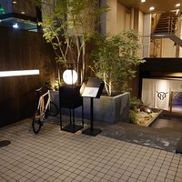 焼肉㐂舌 南船場 - 高級感のある広いエントランス