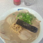 豚骨の旨さがひたすら凝縮されたラーメン