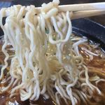 Jikaseimen Chuukasoba Imazato - 麺に所々唐辛子が…