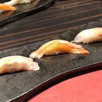 鮨 やまけん 銀座店 - 写真左からチョウザメ・森のサーモン・シマアジ