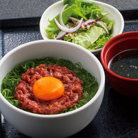贅沢和牛のユッケ丼 卵黄添え