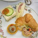 The veranda at The Beachhouse - ｢モアナ･クラシックティー｣サンドイッチのトレイ