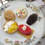 The veranda at The Beachhouse - ｢モアナ･クラシックティー｣スイーツのトレイ