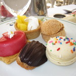 The veranda at The Beachhouse - ｢モアナ･クラシックティー｣スイーツのトレイのアップ