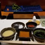 Sushisho Nomura - カウンターには料理が出てくる前にたくさんの薬味
                
                葉ワサビ、酢味噌、醤油、ポン酢、梅肉(鹿児島・和歌山等)、塩(鹿児島・坊津)、黒胡麻(鹿児島)、ワカメ(島原)、
                
                和らぎ(霧島の天然水)も出ています