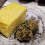 鮨匠 のむら - (01)飛び魚のさつま揚げ
      薩摩揚げは出汁にも使われる飛び魚の擂り身100%使用なので、味わいが深く濃い味わいで、絶品です♪ヽ(´▽｀)/
      
      (02)厚焼き玉子
      厚焼きはやや甘口で程よいシットリ感