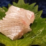 鮨匠 のむら - (03)真鯛(鹿児島県開聞岳沖産、1.4kg、朝〆)
      産卵期は春～初夏、旬は秋～晩冬
      外洋生息の真鯛は海老・蟹などより小魚を食べているので滋味よりも脂の旨みが優勢ですが、くどさが無いのが凄いところ