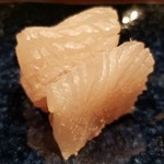 鮨匠 のむら - (04)九絵(鹿児島県開聞岳沖産、2kg、1日寝かせ)
      産卵期は夏、旬は晩秋～春
      ハタ系は小さいと旨みが少ないが、軟らかさと薫りと爽やかな甘みを優先して子供サイズを使われています。