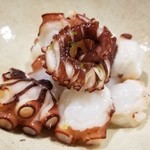 鮨匠 のむら - (05)茹で真蛸(鹿児島県開聞岳沖産、800g)
      茹でたてアツアツに細工包丁を入れます。
      とりあえず何も付けず一口、「旨い！」
      旨味が濃厚で自然な甘さが拡がります。
      梅山葵がオススメ。