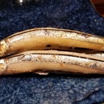 鮨匠 のむら - (06)浅煮黍魚子(キビナゴ)(鹿児島県開聞岳沖産)
      産卵期は初夏～夏、旬は春～初夏。
      稚鮎の様にまるごと頂くので仄かな苦味が有り、親魚として包卵しているので卵の旨みも加わり、複雑な味わい。