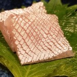 鮨匠 のむら - (08)勘八の子供(鹿児島県開聞岳沖産、1.3kg、朝〆)
      産卵期は春～夏、旬は秋～冬。
      若さ故の爽やかな甘さが鮮烈です。
      2m80kgまで成長しますが、青物は爽やかな香りを楽しめる子供サイズがメイン