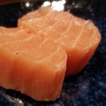 鮨匠 のむら - (11)芭蕉梶木(鹿児島県甑島列島産、30kg、3日寝かせ)の大トロ(3日寝かせ)
      産卵期は夏、旬は秋。
      身はやや橙色で味わいは濃厚なコクがありますが、本鮪の大トロよりサッパリとしています。