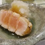 鮨匠 のむら - (12)芭蕉梶木の(鹿児島県甑島列島産、30kg、3日寝かせ)大トロの炙り(3日寝かせ)
      炙ることで大トロの脂が活性化し、より深い旨みと甘さが味わえます。