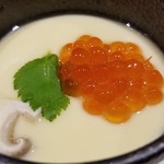 鮨匠 のむら - (14)茶碗蒸し、筋子載せ
      秋の旬である筋子解しのイクラ♪
      茶碗蒸しの中には小さな餅や薩摩芋などの具材も入りボリュームもあります。