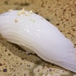 鮨匠 のむら - (16)障泥烏賊(鹿児島県開聞岳沖産、900g、3日寝かせ)、カボス・塩
      産卵期は春～初夏、旬は春～夏、寿命1年
      モチモチとした食感で甘みも強いです
      寝かせにより旨みと甘みが引き出されています