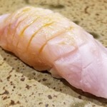 鮨匠 のむら - (17)炙り赤鯥(鹿児島県開聞岳沖産、900g、2日寝かせ)
      産卵期は初夏～初秋、旬は晩秋～晩冬
      北から南へ下がる程、脂のりはサッパリ
      皮付きで軽く炙ってから皮引き
      脂の旨みと甘みが増しています