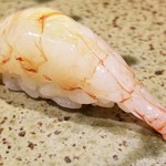 鮨匠 のむら - (18)ナミクダヒゲエビ(鹿児島県錦江湾産)
      産卵期は夏～秋、旬も夏～秋。
      しかし、通年味わいが落ちないようです。
      ご当地のスペシャルなネタで、甘海老よりも甘く複雑なコクと海老特有の旨みがあります。