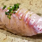 鮨匠 のむら - (19)炙り大和叺(ヤマトカマス)
      産卵期は春～初夏、旬は春と秋の2回
      皮付きで軽く炙ってから皮引きしてあり、白身魚ですが加熱により脂の旨みと甘みが増しています。