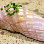 鮨匠 のむら - (22)縞鯵(鹿児島県開聞岳沖産、1日寝かせ)
      産卵期は秋～冬、旬は夏～秋。
      脂がのって旨味も抜群ですが、スッキリとした後味で軽やかです。