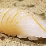 鮨匠 のむら - (23)秋鰆(鹿児島県開聞岳沖産、16kg)
      産卵期は春～初夏、旬は秋～冬。
      旬に入り脂のりが濃くなり腹身は味わい深くも爽やかさがあります
      身は柔らかく白身でなく赤身でもない、飴色の穏やかな色合いです