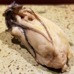 鮨匠 のむら - (25)牡蠣(北海道厚岸産)
      濃厚、ミルキー、でもしつこくない。
      極上のバランス！
      これも特製出汁醤油で煮られており、火を入れても軟らかさがあります。