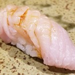 鮨匠 のむら - 
      (27)歯鰹(鹿児島県開聞岳沖産)
      産卵期は夏、旬は秋～冬。
      今回の歯鰹は腹身で脂のりが良く、サッパリとしつつも、シャリと合わせるだけの旨みの濃さがあります。