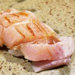 鮨匠 のむら - (29)芭蕉梶木(鹿児島県甑島列島産、30kg)の大トロ(3日寝かせ)
      秋太郎の大トロはのスペシャルなネタ
      体長は長いが芭蕉梶木の身はパサパサで美味しくないイメージですが大トロだけは最上級に美味しい♪