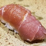 鮨匠 のむら - (30)本鮪(長崎県対馬半島産)赤身ヅケ
      日本近海の本鮪の産卵期は春～夏、旬は初秋～冬。
      鹿児島は小型の本鮪の漁獲制限をオーバーしたため、本鮪漁は禁止のまま。
      1時間ほど漬けた赤身は濃過ぎず好みで