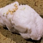 鮨匠 のむら - (31)太刀魚(鹿児島県開聞岳沖産、3.6kg)
      産卵期は海水温により春～秋、旬はほぼ通年。
      蒸し焼きで脂分を落としてさっぱりとした味わい。
      太刀魚は脂が濃く、焼きが普通ですが、あえて蒸しで提供