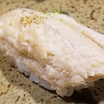 鮨匠 のむら - (32)煮穴子(長崎県対馬列島産)
      産卵期は初夏～初秋、旬は夏～秋。
      寿命は3年~7年くらい。
      ふわふわ穴子が美味しい！
      蒸し立てを出して下さいます。
      味付けはオリジナル出汁醤油