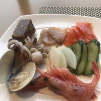 シースケープ テラス・ダイニング - ランチビュッフェ２９００円（総額）。魚介と野菜の冷燻、シーフードバーなど。魚介類の冷菜は、全体的に、とても美味しかったです（╹◡╹）。牛肉と根菜のテリーヌも、とても美味しかったです（╹◡╹）
