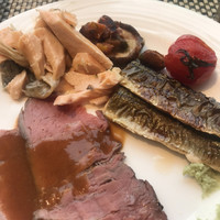 シースケープ テラス・ダイニング - ランチビュッフェ２９００円（総額）。ローストビーフ、秋刀魚の温燻、サーモンとキノコのホイル焼き。ローストビーフは、肉汁、脂が不足しています。。。秋刀魚とサーモンは、美味しかったです(^｡^)