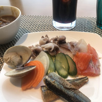 シースケープ テラス・ダイニング - ランチビュッフェ２９００円（総額）。第二弾。魚介類の冷菜色々と牛すじのカレー。冷菜、とても美味しく、とてもたくさんいただきました（╹◡╹）。カレーは、スパイシーさも甘みもなく、中途半端な印象。。