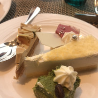 シースケープ テラス・ダイニング - ランチビュッフェ２９００円（総額）。第三弾。デザート各種。タルト、フランボワーズのムース、オレンジチョコレートケーキ、抹茶と小豆のケーキ。フランボワーズのものと抹茶のものは、美味しかったです(^｡^)