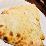 ザエカ - チーズナン。今回は切り分けて出しくれました。