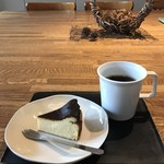 ホルト コーヒーアンドトリーツ - 今回は久しぶりに、コーヒーと、オーナー手作りのバスクの黒チーズケーキをいただきました（２０１９．１０．１８）