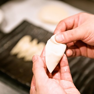First of all, this is it! [Kyushu soul specialty] Contains pork bone collagen! handmade raw Gyoza / Dumpling