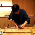 天ぷら たけうち - 穴子を捌く店主に一同絶賛！