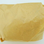 いものはやし - ビニール袋に入ったスィートポテトは紙に包まれた状態で手渡される