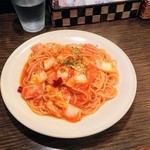 魚の棚パスタバール - ベーコンと白菜のトマトソーススパゲッティ、中盛り