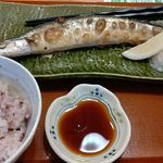 Nanaya - 特大さんまの塩焼き定食(748円+税)ご飯は雑穀米(+80円)
