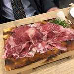 大衆食堂十勝居酒屋一心 - 牛肉山盛りの炙り寿司　炙る前