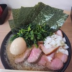 王者-23 - 横浜家系王者家(裏醤油)(油多め、味濃いめ、麺固め)、トッピング(盛りチャーシュー、ほうれん草、玉ねぎ、海苔)