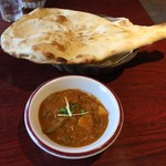 Pathiyara Paresu - まかないカレーセット (大根、人参、インゲン、豆、鶏肉の入ったカレー、ナン )