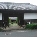 Kohiya Mameha - 正面の長屋門